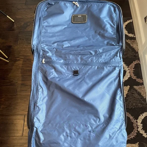 Tumi Arrivé Trifold Carry on Garment Bag - Picture 5 of 9